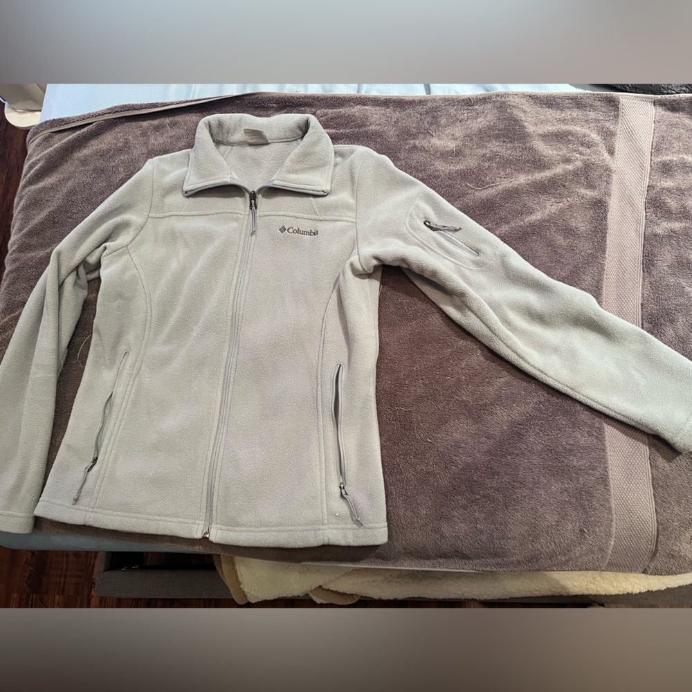 Columbia Light Gray Women’s fleece ZipUp Jacket